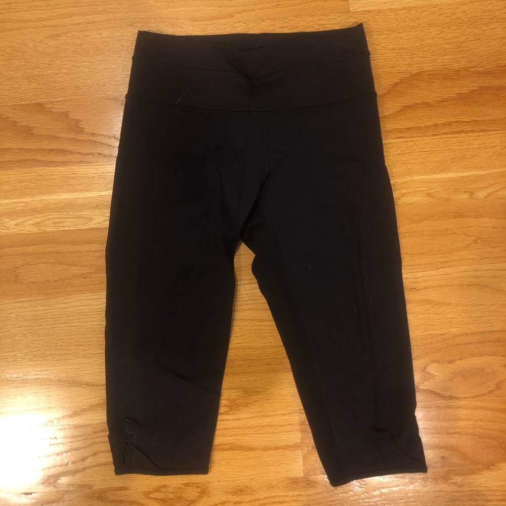 Like New Lulu Super Cropped Black Leggings size 6